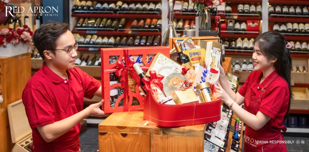 Hình ảnh Red Apron với danh mục rượu vang đa dạng: vang sủi, vang trắng, vang đỏ từ các vùng danh tiếng; tư vấn chuyên gia và dịch vụ giao hàng toàn quốc cho quà tặng Trung Thu