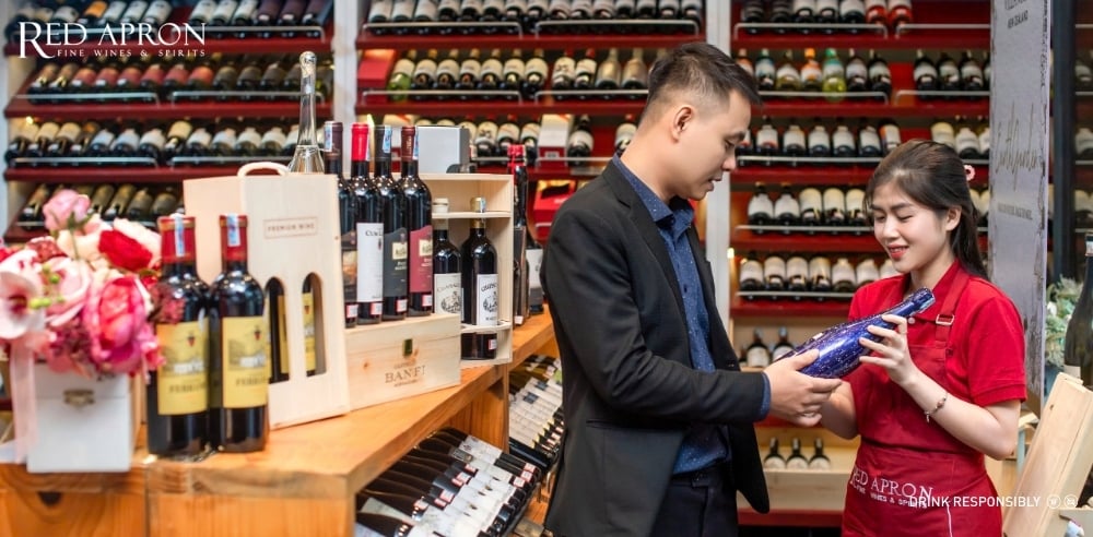 Cửa hàng Red Apron tư vấn chọn quà rượu vang Trung Thu theo giống nho (Cabernet Sauvignon, Merlot, Chardonnay) và quốc gia (Pháp, Ý, Úc), hộp quà biếu sang trọng, giao hàng toàn quốc.