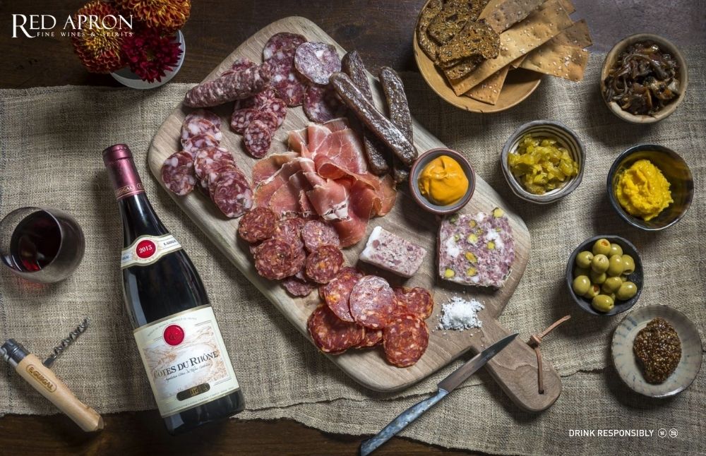 Ly rượu vang đỏ và trắng Rhone Valley dùng trong bữa ăn, minh họa cách kết hợp rượu vang với ẩm thực