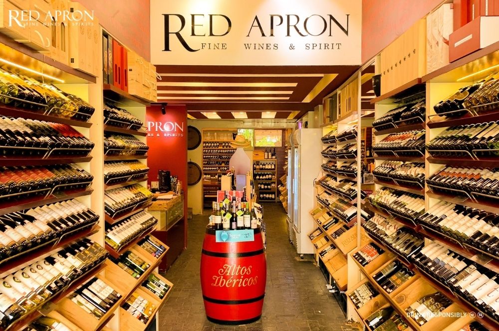 Không gian cửa hàng Red Apron với nhiều chai rượu vang nhập khẩu