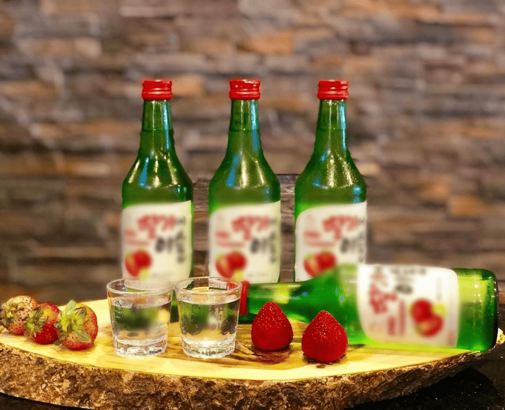 Rượu Soju trái cây có nồng độ thấp 12% và có hương vị ngọt ngào, tươi mới