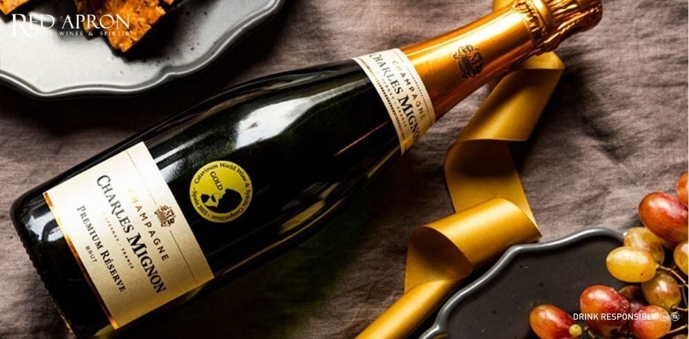 Chai Champagne Charles Mignon Brut Premium Reserve với ghi chú hương táo xanh, lê, bánh mì nướng; giá tham khảo tại Việt Nam.
