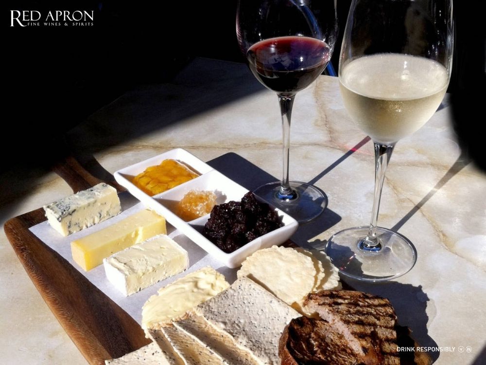 Bàn tiệc rượu vang và phô mai với nhiều loại cheese và ly vang đỏ/ trắng bày biện tinh tế