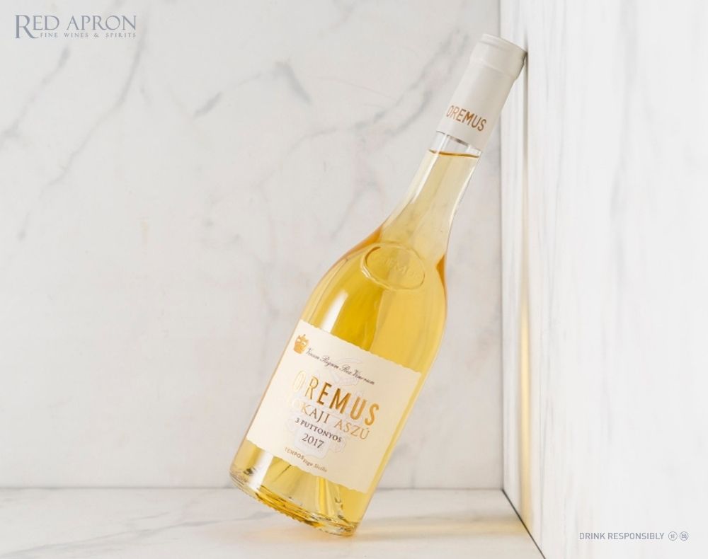 Roquefort ăn cùng vang ngọt Sauternes là minh họa pairing rượu vang và phô mai xanh