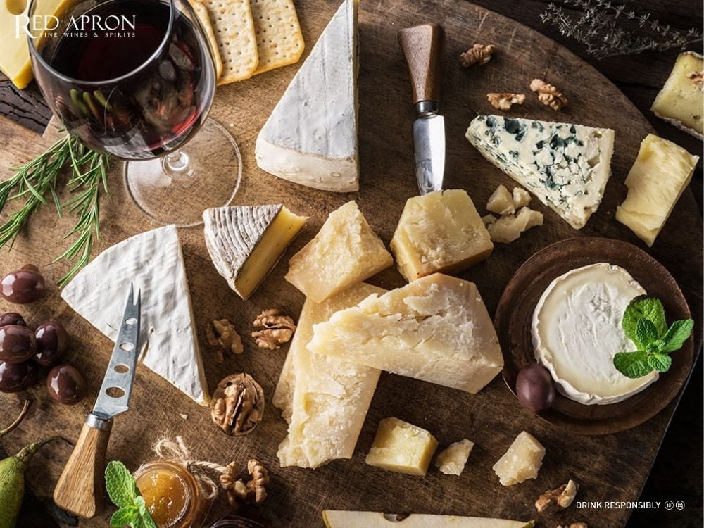 Đĩa phô mai gồm quá nhiều loại khác nhau gây quá tải vị giác khi thưởng thức cùng rượu vang