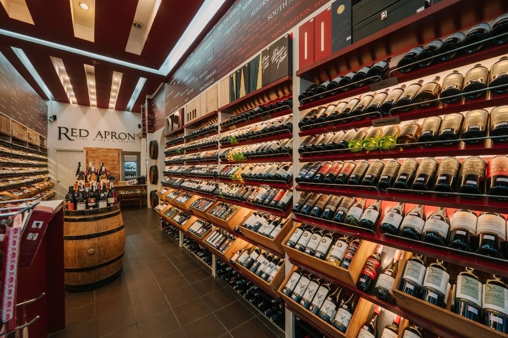 Không gian cửa hàng Red Apron trưng bày rượu vang nhập khẩu phục vụ nhu cầu wine pairing