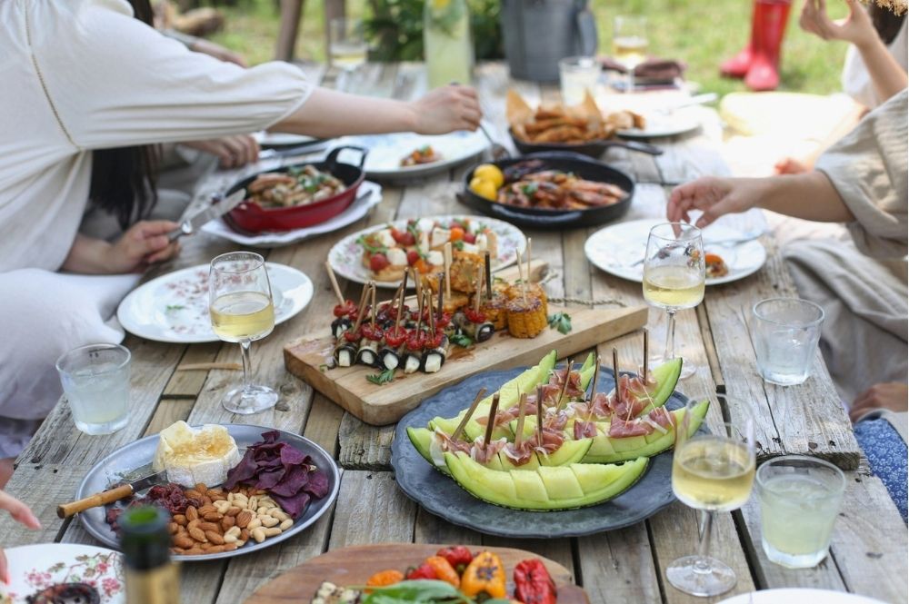 Rượu vang được làm lạnh trong xô đá khi tổ chức BBQ ngoài trời
