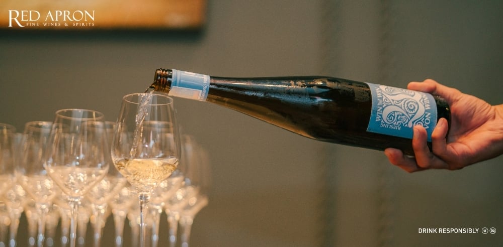 Rượu vang trắng Von Winning Win Win Dry Riesling Pfalz (Đức), hương trái cây cân bằng giữa vị ngọt tự nhiên và độ chua thanh; gợi ý cho rượu vang Trung thu.