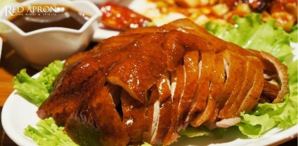 Đĩa bò nướng và ly rượu vang Tuscany; gợi ý kết hợp ẩm thực Việt phù hợp [từ khóa phụ] rượu vang đỏ Ý.