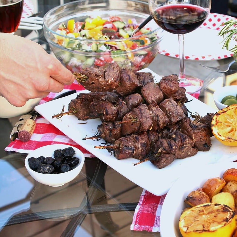 Món Việt kết hợp rượu vang Saint Julien: bò nướng lá lốt, vịt quay mật ong, cà ri bò, thịt nướng xiên.