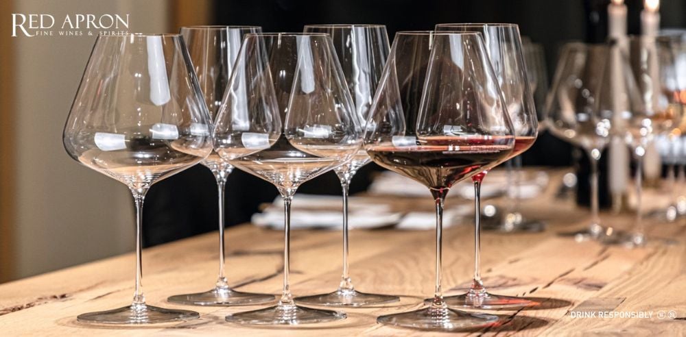 Dàn ly Bordeaux thân rộng dùng thưởng thức rượu vang Saint Julien ở 15–16°C.