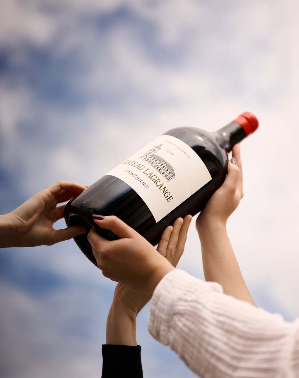 Ảnh dọc chai Chateau Lagrange Grand Vin, phong cách Saint Julien.