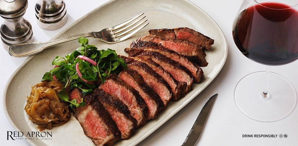 Ảnh gợi ý kết hợp món ăn với rượu vang Saint Estephe: steak, thịt nướng, pho mát, nấm.