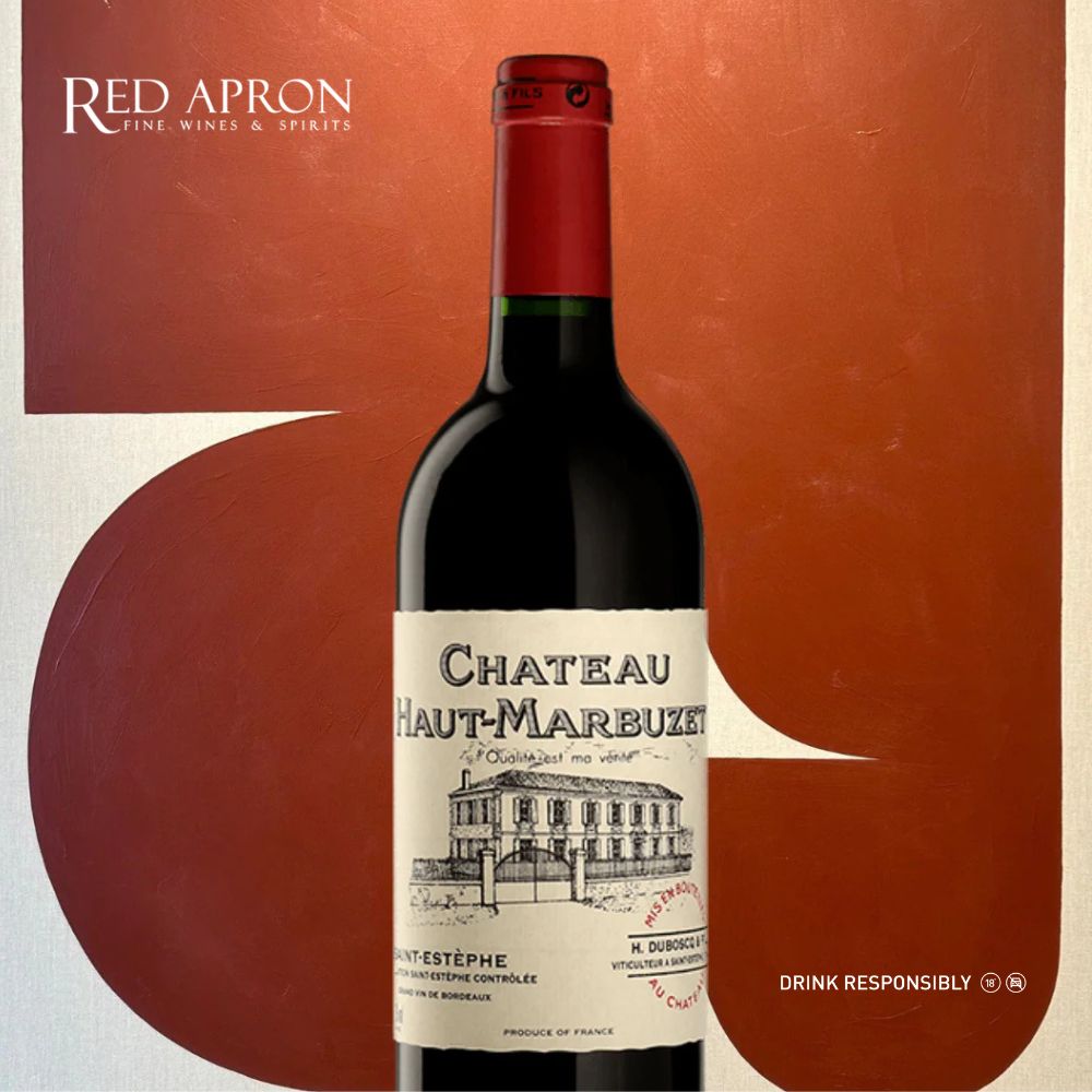 Chai Chateau Haut Marbuzet Saint Estephe cạnh thùng gỗ sồi, nhấn mạnh phong cách ủ.