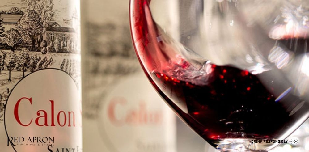 Ảnh terroir Saint Estephe: đá sỏi trên bề mặt và lớp đất sét bên dưới trong vườn nho Bordeaux.