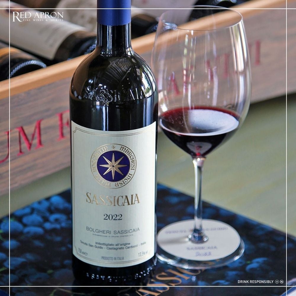 Rượu vang Sassicaia được phục vụ cùng decanter và ly pha lê