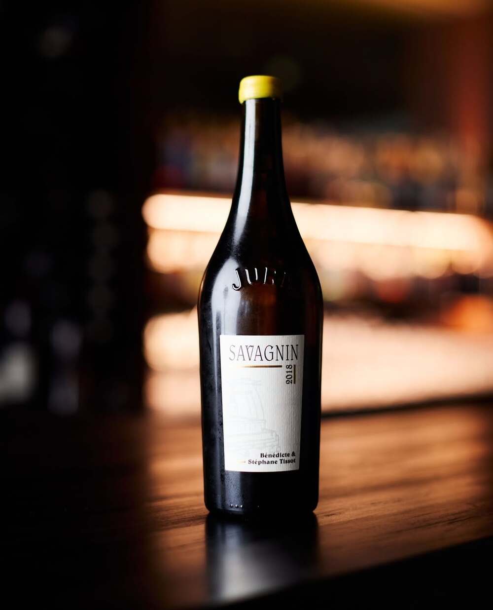 Chai rượu vang Savagnin của Bénédicte & Stéphane Tissot, phong cách Jura tự nhiên.