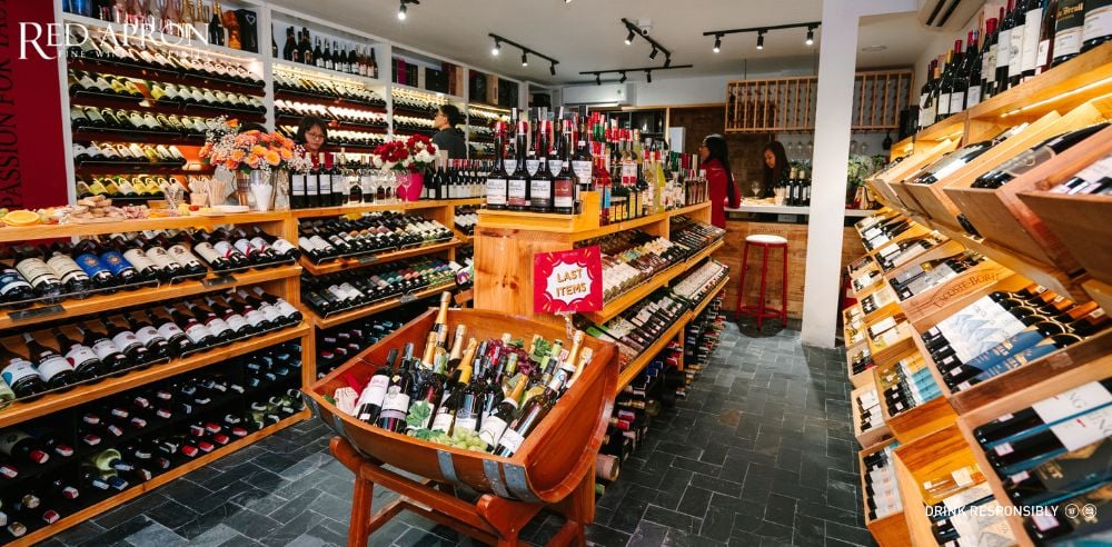 Bên trong cửa hàng Red Apron Fine Wines & Spirits bày trí nhiều chai rượu vang Savagnin và Jura.