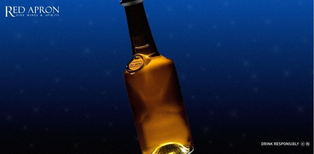 Chai Vin Jaune làm từ Savagnin, minh họa khả năng lưu trữ lâu năm của rượu vang Jura.