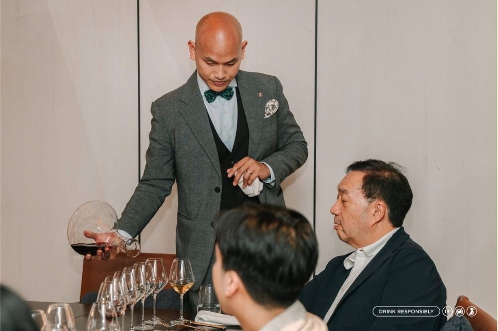 Sommelier Red Apron với chuyên môn WSET Diploma Level 4 tư vấn rượu vang cho khách