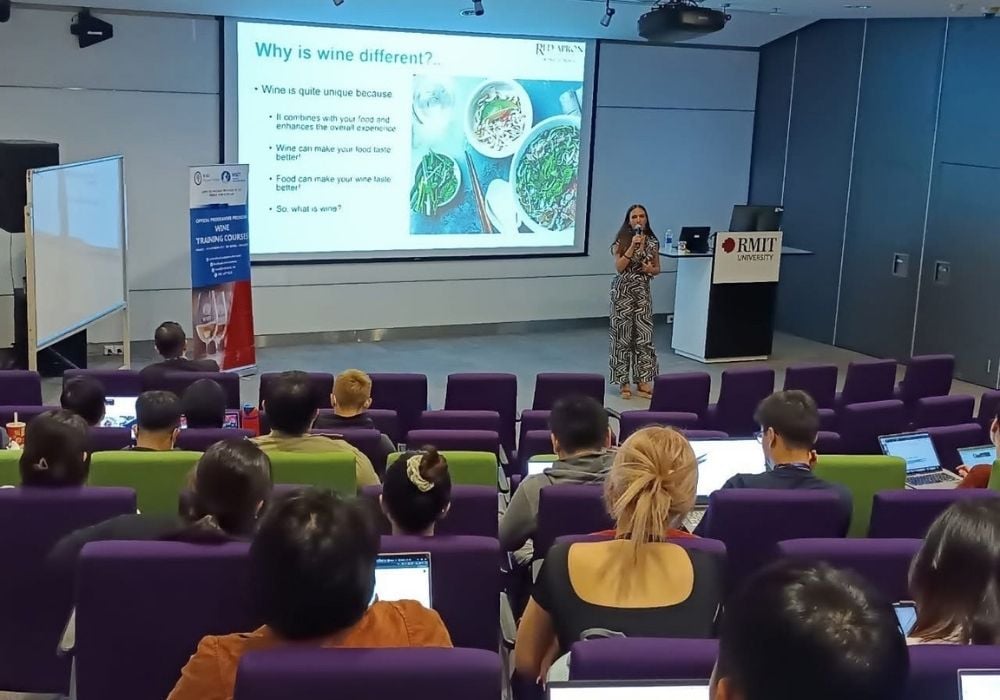 Học viên tham gia lớp học rượu vang tại Red Apron Wine School cùng sommelier đạt WSET Diploma Level 4