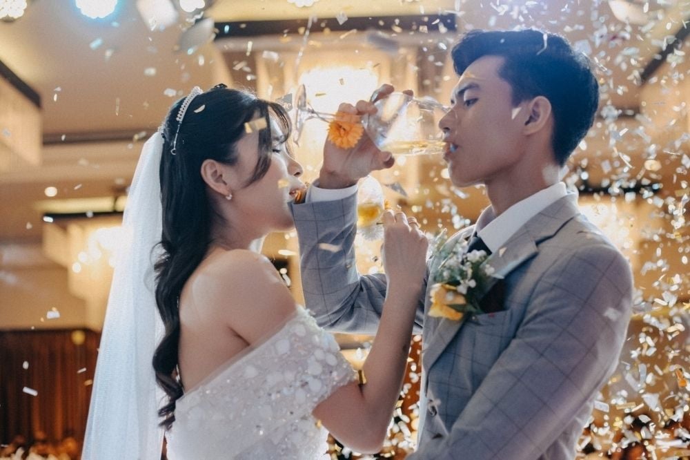 Cô dâu chú rể khoác tay hình chữ thập khi uống rượu giao bôi