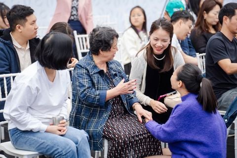 Những người phụ nữ quanh CÔ