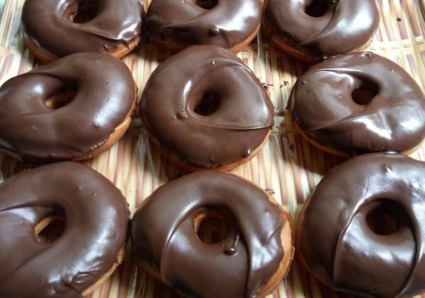 Cách làm bánh donut socola mềm xốp, ngon như ngoài tiệm