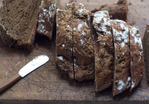 Bánh mì đen là gì? Tìm hiểu 6 lợi ích khi ăn bánh mì đen