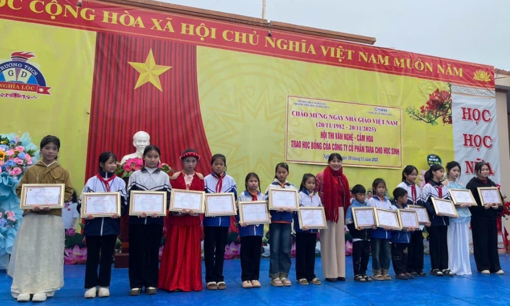 Quả ngọt đầu mùa - BlueStone trao học bổng tiếp sức trẻ em nghèo vượt khó