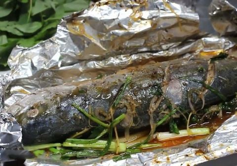 Cách làm cá cam nướng giấy bạc thơm mềm đơn giản tại nhà
