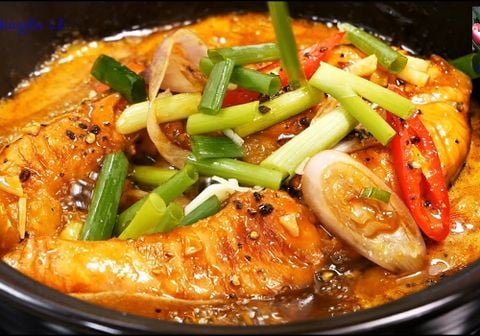 Cách làm cá hồi kho tộ đậm đà hấp dẫn cho bữa cơm nhà