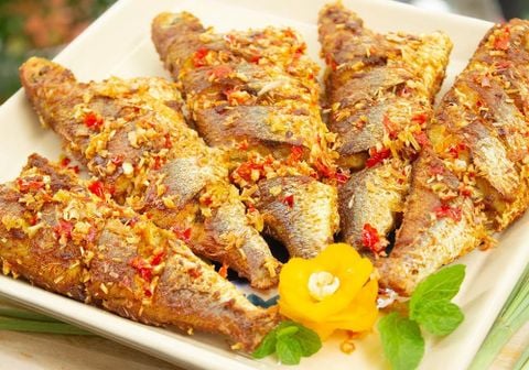 Cách làm cá hường chiên sả ớt vàng giòn hấp dẫn tại nhà