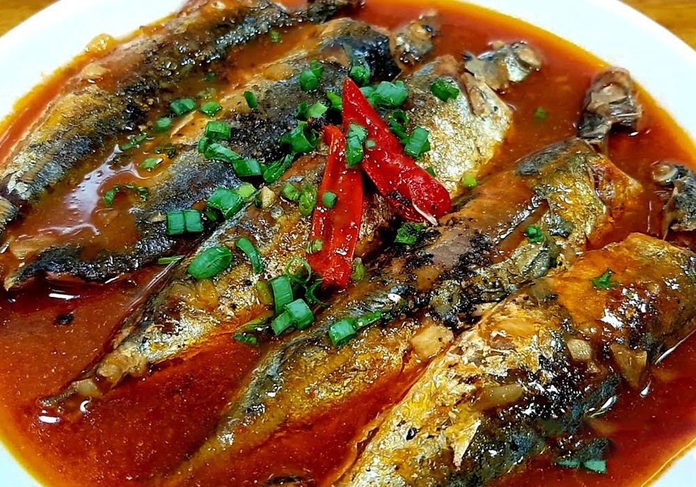 Cách làm cá nục chiên sốt cà chua hấp dẫn đổi vị cơm nhà