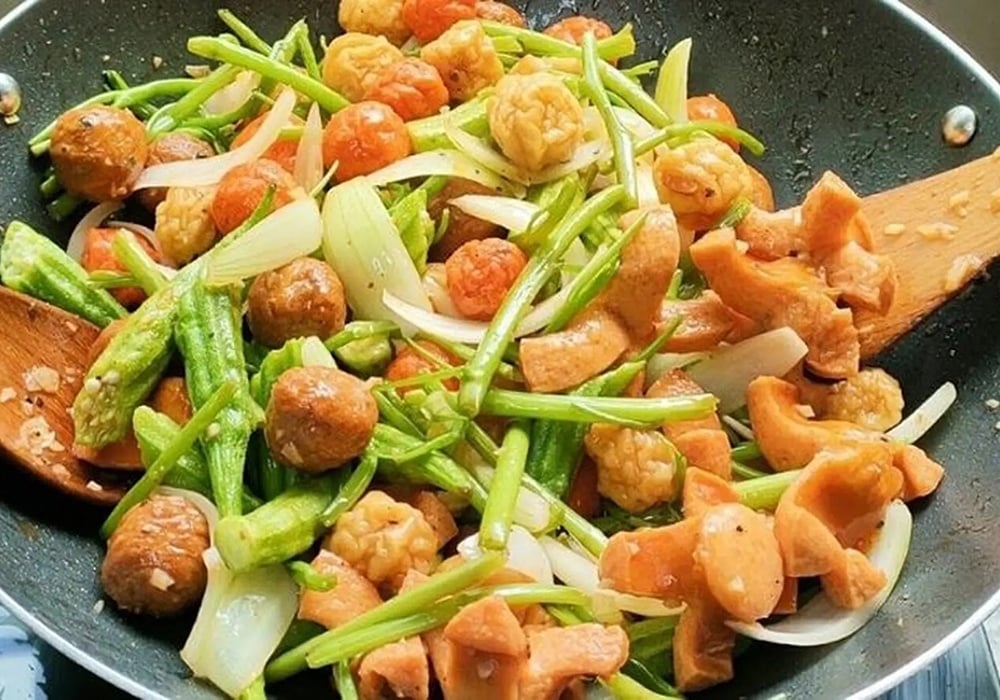 Cách làm cá viên chiên sốt mắm tỏi thơm ngon, ăn là ghiền