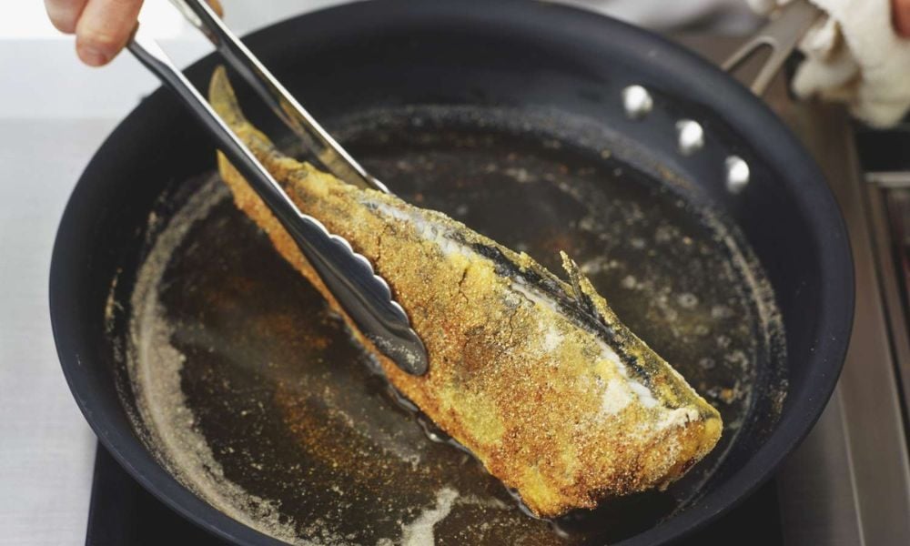 Hướng dẫn 10 cách chiên cá không dính chảo, vàng giòn