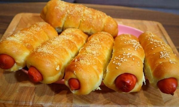 Hướng dẫn 2 cách làm bánh mì cuộn xúc xích đơn giản tại nhà