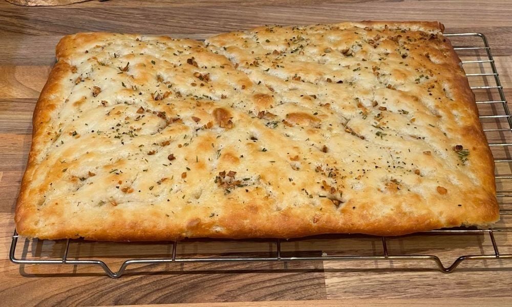 Hướng dẫn cách làm bánh mì Ý Focaccia hương thảo tại nhà