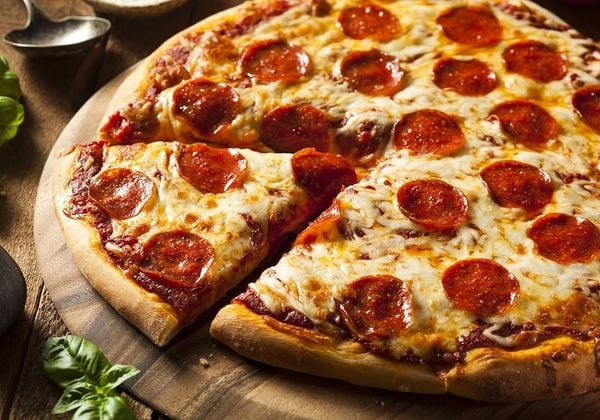 15 Cách làm bánh pizza tại nhà với đế vừa giòn, formai tan chảy