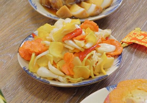 Cách làm dưa món thập cẩm giòn ngon, màu sắc đẹp mắt