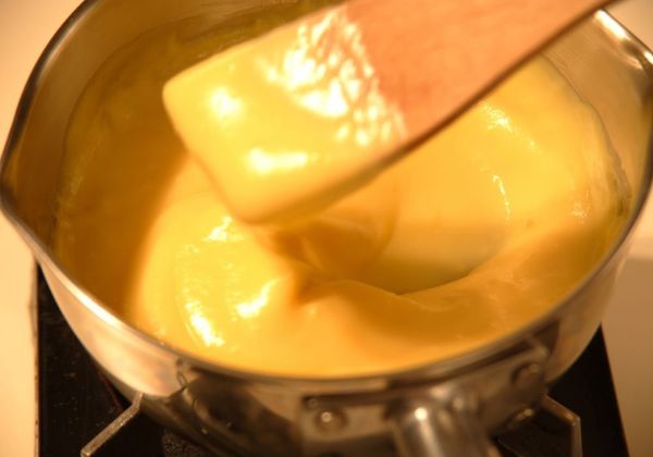 2 cách làm kem trứng béo ngậy: chấm bánh mì và kem lạnh