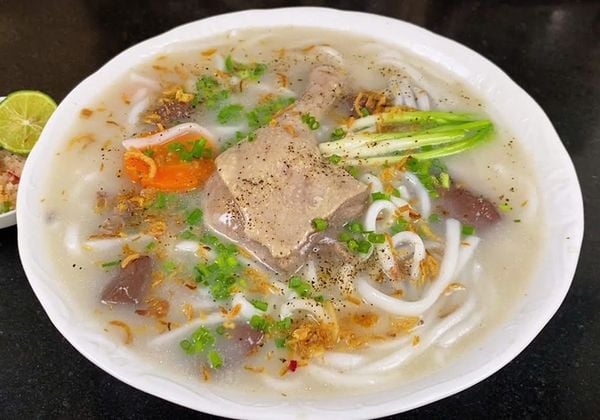 Cách nấu bánh canh vịt nước dùng ngọt đậm đà, chuẩn vị