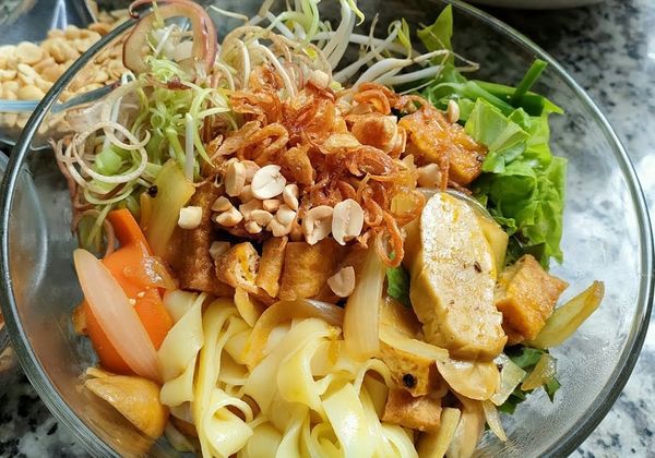 Hướng dẫn nấu mì Quảng chay chuẩn vị miền Trung tại nhà