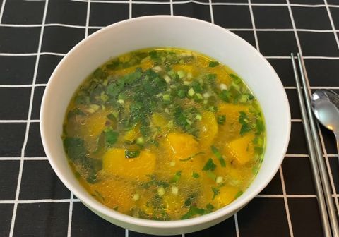 Cách nấu canh bí đỏ chay thơm ngọt cho bữa cơm nhà thêm hấp dẫn