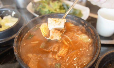 Cách nấu canh dưa chua đậu phụ chống ngán ngày nóng