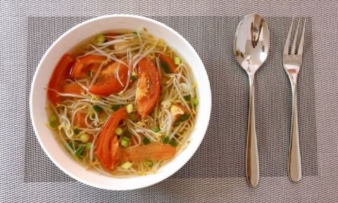 Hướng dẫn nấu canh giá đỗ cà chua chay thanh mát