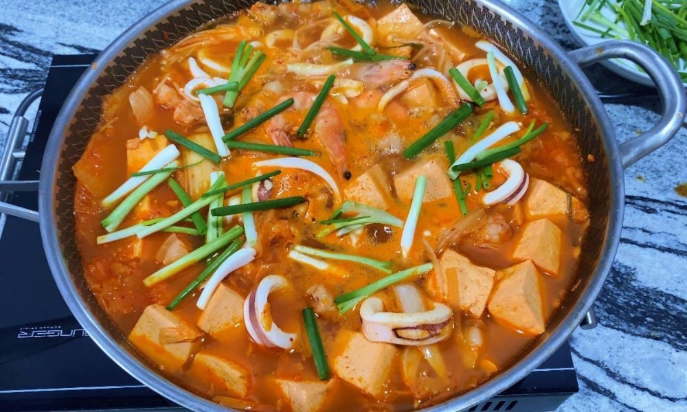 Hướng dẫn nấu canh kim chi hải sản cay nồng, chuẩn vị