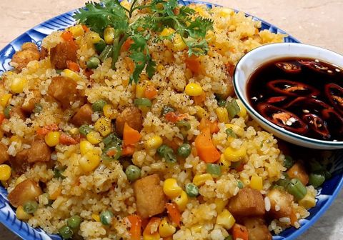 Cách làm cơm chiên Dương Châu chay nhiều màu sắc, tơi hạt