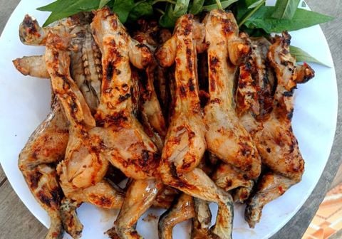 2 cách làm ếch nướng muối ớt và sa tế cay thơm đậm đà