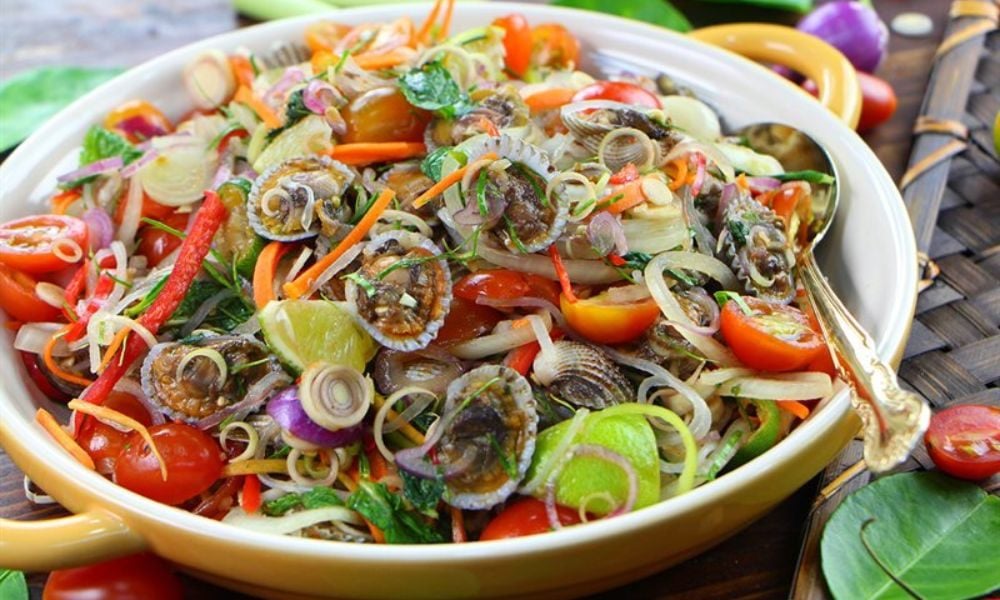 Cách làm gỏi sò huyết chua cay kiểu Thái đậm vị thơm ngon